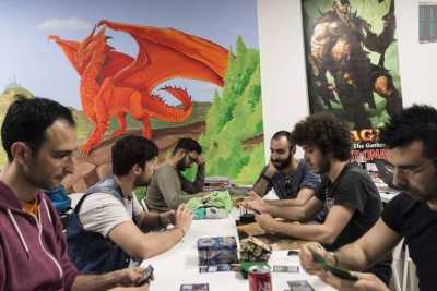 Le games room, dove si gioca a carte con draghi e demoni: �Ma non sono posti da nerd�
